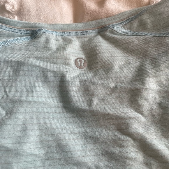 Lulu lemon workout shirt - Picture 3 of 3